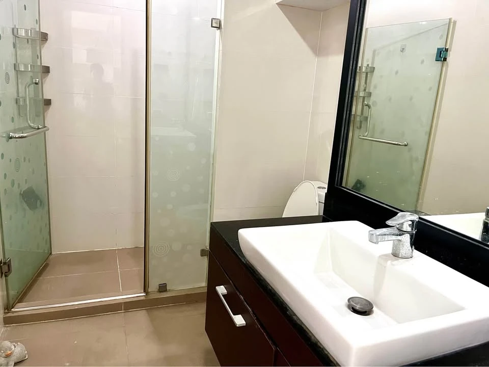 For sale or rent: Abstract Phahon Yothin Park, north side, wind blows in all the time, room is not hot, only one side is attached to a neighbor.