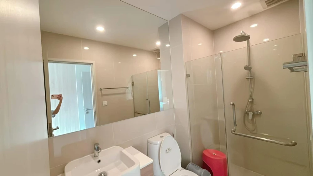 For sale or rent: Noble Revolve Ratchada, 2 bedrooms, 2 bathrooms, high floor, beautiful city view, bright and comfortable room, must arrange.