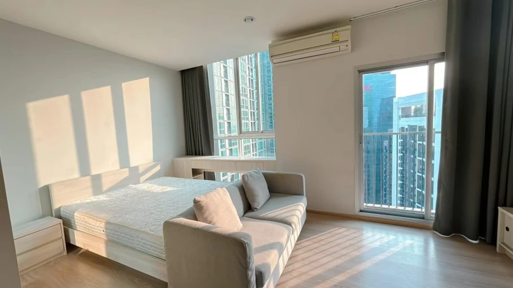 For sale or rent: Noble Revolve Ratchada, 2 bedrooms, 2 bathrooms, high floor, beautiful city view, bright and comfortable room, must arrange.