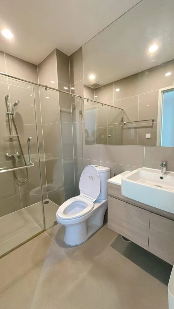 For sale or rent: Noble Revolve Ratchada, 2 bedrooms, 2 bathrooms, high floor, beautiful city view, bright and comfortable room, must arrange.