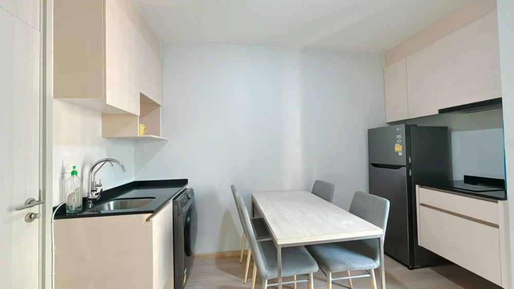 For sale or rent: Noble Revolve Ratchada, 2 bedrooms, 2 bathrooms, high floor, beautiful city view, bright and comfortable room, must arrange.