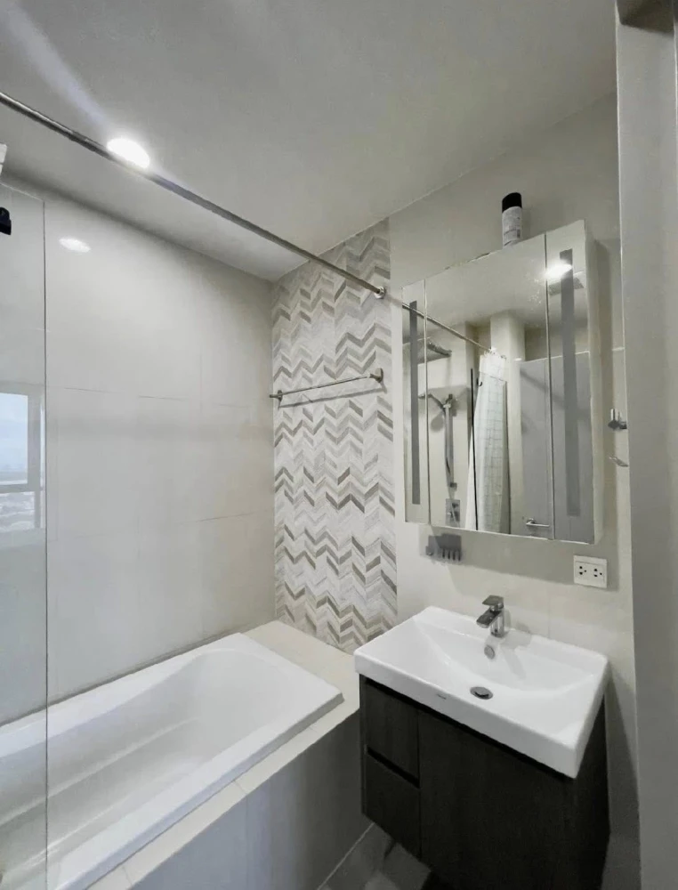 For sale or rent: Oka House, 18th floor, usable area 35 sq m., fully furnished. If you don't reserve, you'll really miss out.
