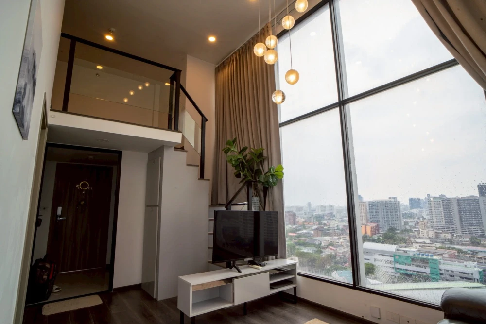 For sale/rent: Knightbridge Space Ratchayothin, duplex room, white, airy, comfortable, with city view. Don't wait, book now.