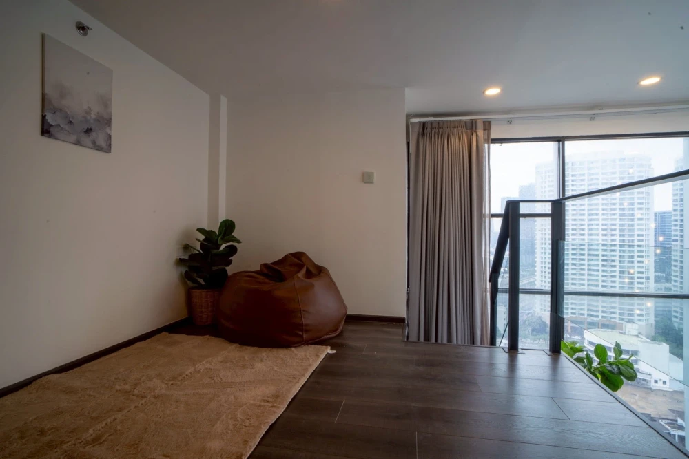 For sale/rent: Knightbridge Space Ratchayothin, duplex room, white, airy, comfortable, with city view. Don't wait, book now.