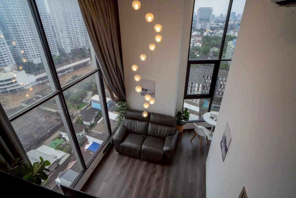 For sale/rent: Knightbridge Space Ratchayothin, duplex room, white, airy, comfortable, with city view. Don't wait, book now.