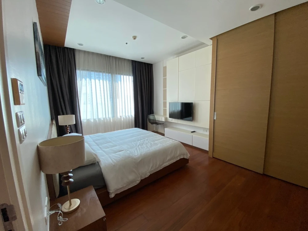 For sale or rent: Bright Sukhumvit 24, large room, comfortable, not cramped, ready to move in, fully furnished + electrical appliances