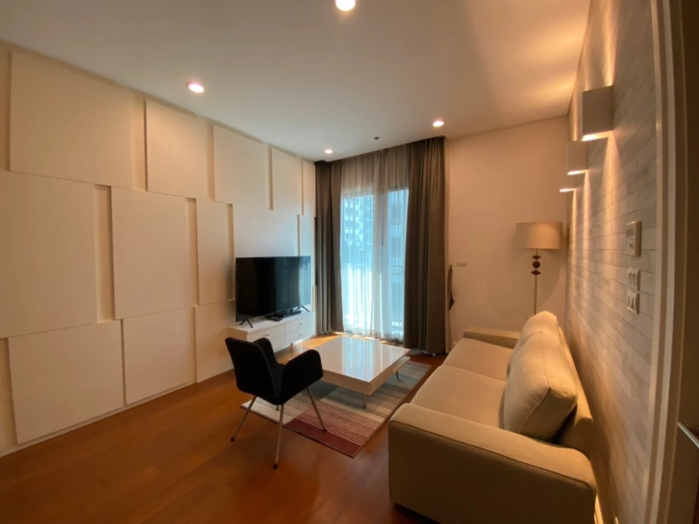 For sale or rent: Bright Sukhumvit 24, large room, comfortable, not cramped, ready to move in, fully furnished + electrical appliances