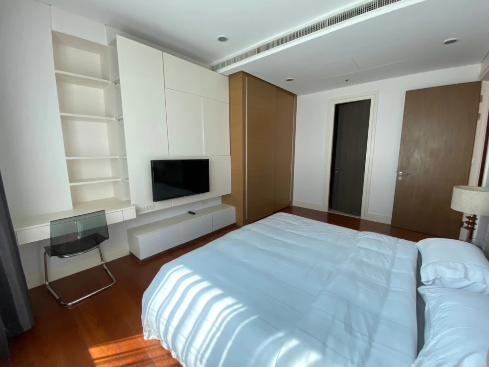For sale or rent: Bright Sukhumvit 24, large room, comfortable, not cramped, ready to move in, fully furnished + electrical appliances