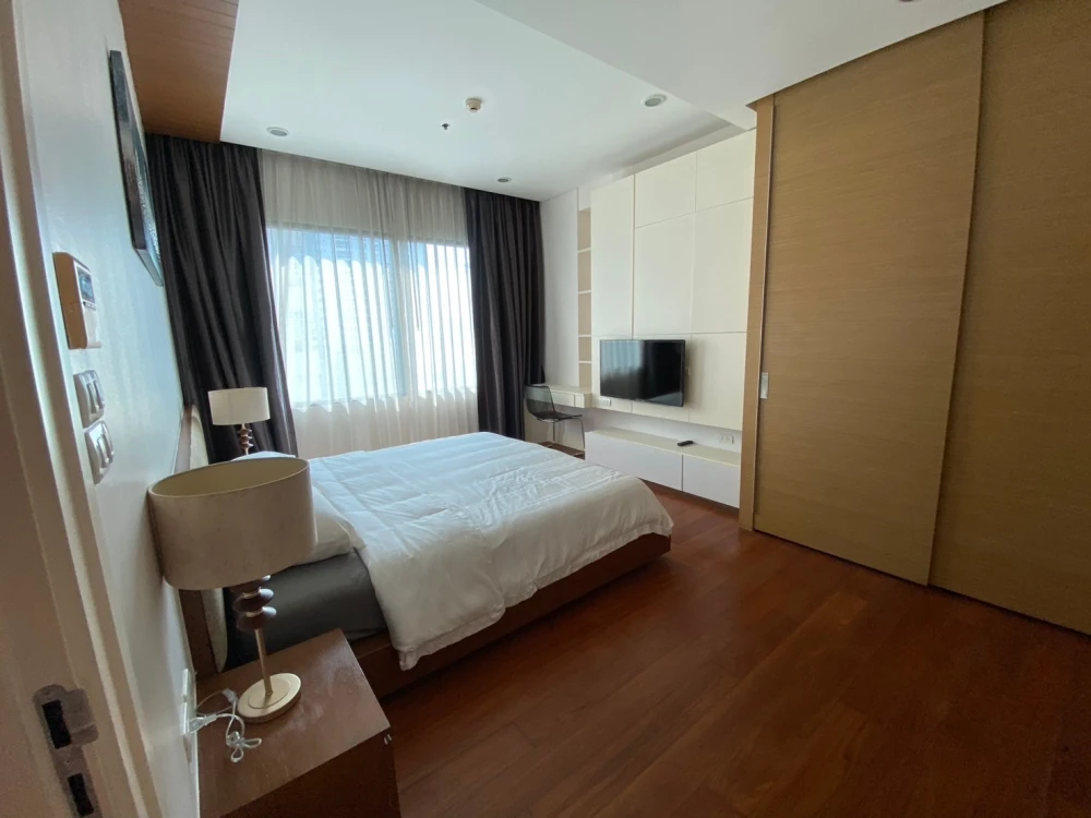 For sale or rent: Bright Sukhumvit 24, large room, comfortable, not cramped, ready to move in, fully furnished + electrical appliances