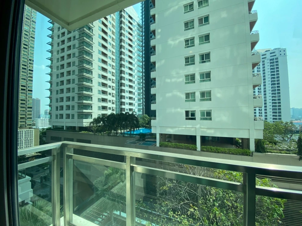 For sale or rent: Bright Sukhumvit 24, large room, comfortable, not cramped, ready to move in, fully furnished + electrical appliances
