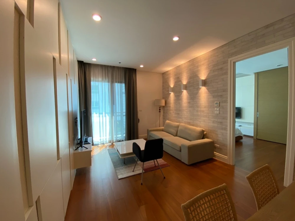 For sale or rent: Bright Sukhumvit 24, large room, comfortable, not cramped, ready to move in, fully furnished + electrical appliances