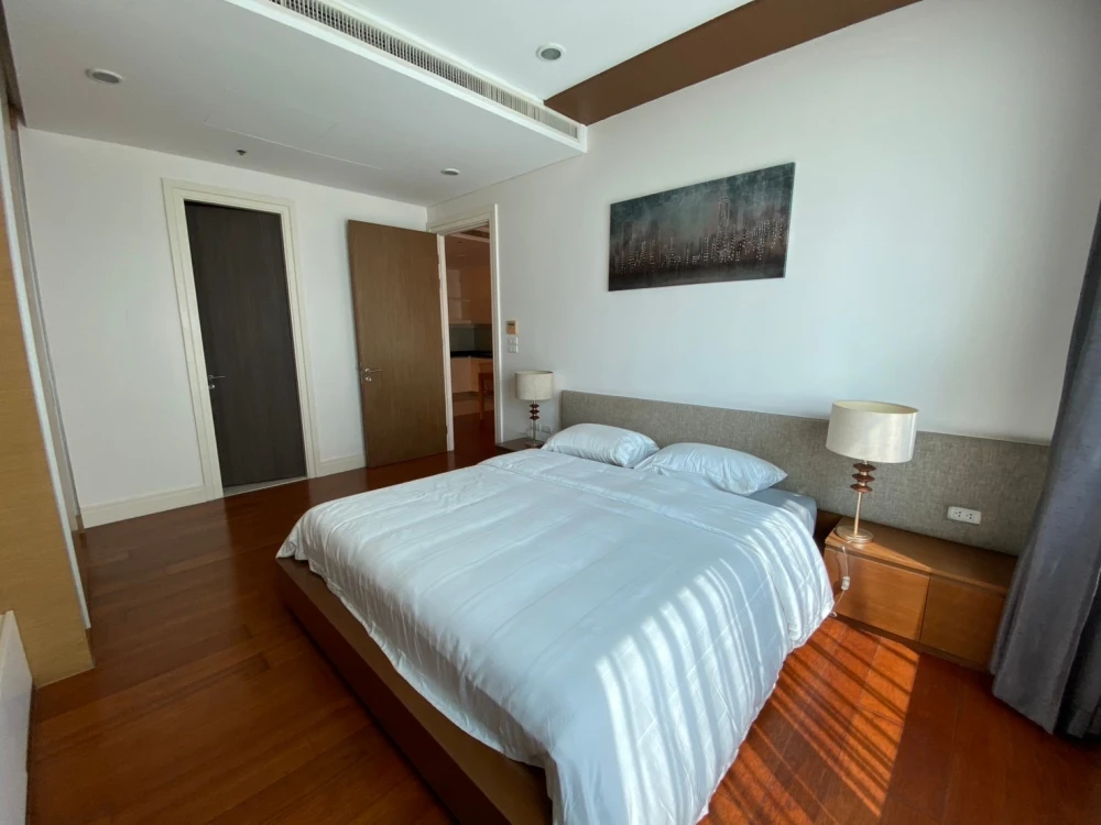 For sale or rent: Bright Sukhumvit 24, large room, comfortable, not cramped, ready to move in, fully furnished + electrical appliances