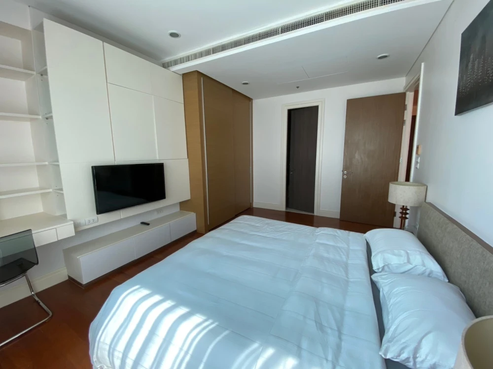 For sale or rent: Bright Sukhumvit 24, large room, comfortable, not cramped, ready to move in, fully furnished + electrical appliances