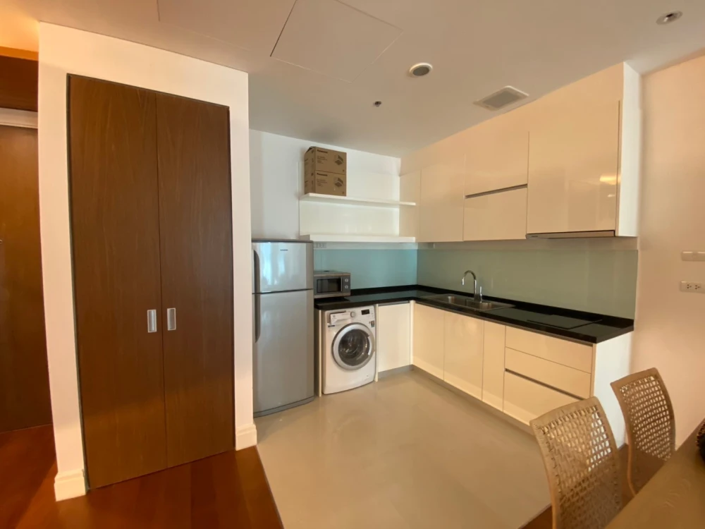 For sale or rent: Bright Sukhumvit 24, large room, comfortable, not cramped, ready to move in, fully furnished + electrical appliances