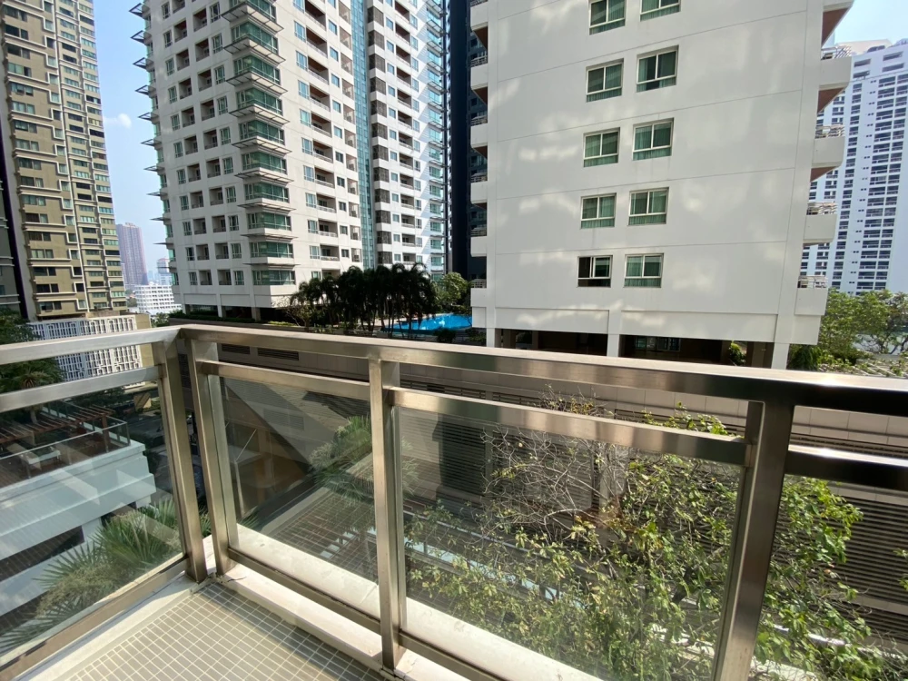 For sale or rent: Bright Sukhumvit 24, large room, comfortable, not cramped, ready to move in, fully furnished + electrical appliances