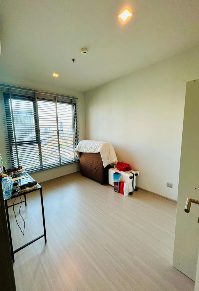 For sale or rent: Life Asoke-Rama 9, 27th floor, Building A, corner unit, fully furnished. You definitely need to reserve this!
