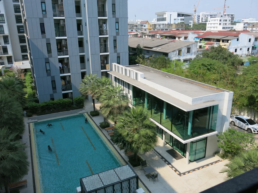 For sale or rent: I Condo Ngamwongwan. The room is on the 5th floor, not exposed to sunlight. The view is very beautiful. The room is not directly opp