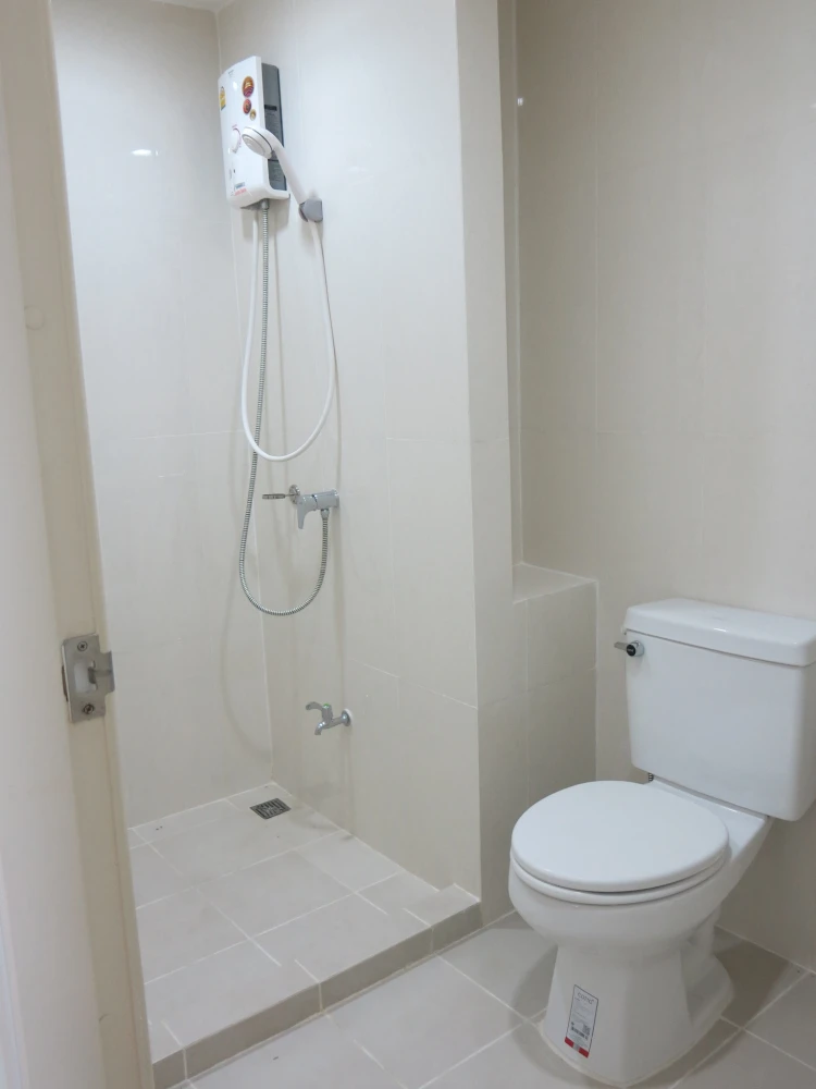 For sale or rent: I Condo Ngamwongwan. The room is on the 5th floor, not exposed to sunlight. The view is very beautiful. The room is not directly opp