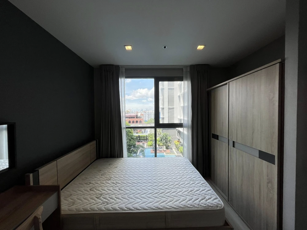 For sale or rent: Ideo Mobi Sukhumvit 81, studio room, fully furnished, swimming pool view, most beautiful on the floor, very livable.