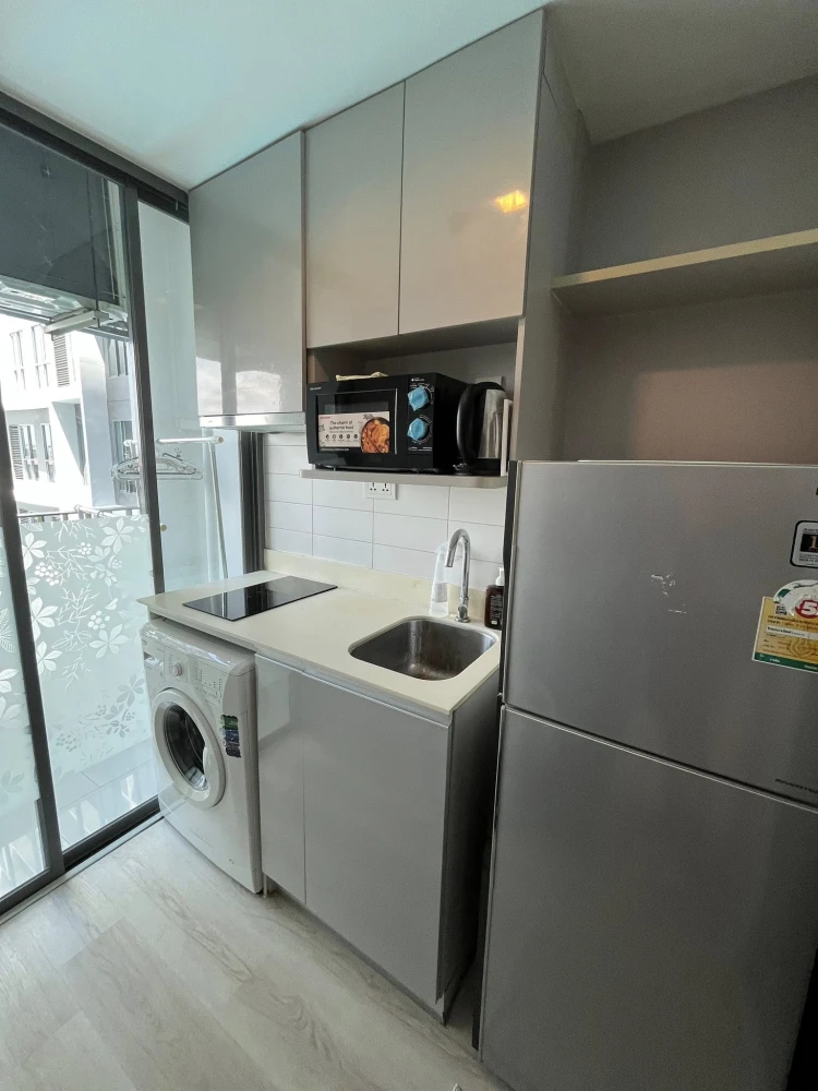 For sale or rent: Ideo Mobi Sukhumvit 81, studio room, fully furnished, swimming pool view, most beautiful on the floor, very livable.