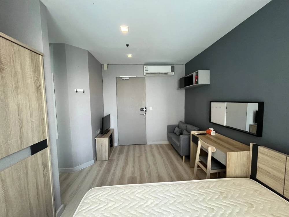 For sale or rent: Ideo Mobi Sukhumvit 81, studio room, fully furnished, swimming pool view, most beautiful on the floor, very livable.