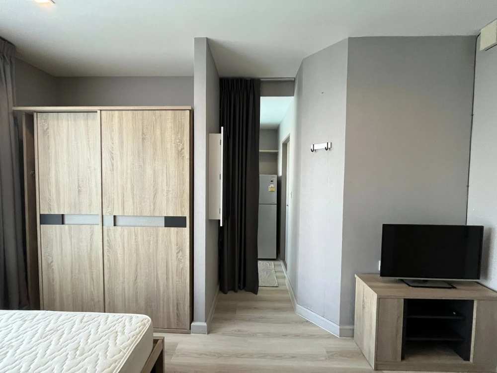 For sale or rent: Ideo Mobi Sukhumvit 81, studio room, fully furnished, swimming pool view, most beautiful on the floor, very livable.