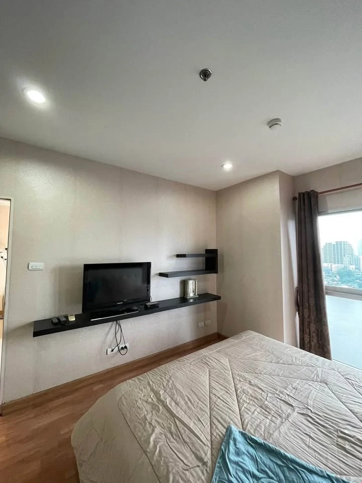 For sale or rent: Ivy River Rat Burana, corner room with openable windows, nice view, next to the Chao Phraya River, cool and breezy weather, very wor