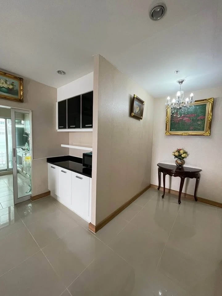 For sale or rent: Ivy River Rat Burana, corner room with openable windows, nice view, next to the Chao Phraya River, cool and breezy weather, very wor