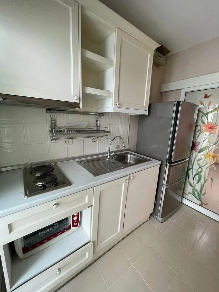 For sale or rent: Ivy River Rat Burana, corner room with openable windows, nice view, next to the Chao Phraya River, cool and breezy weather, very wor