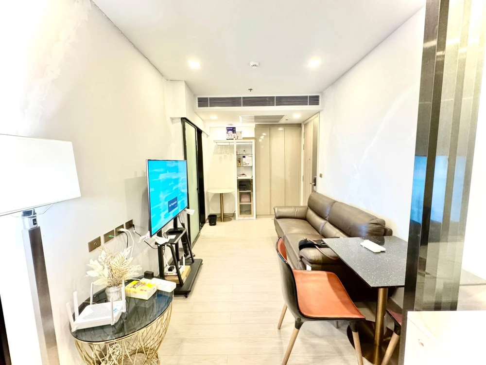 For Sale/Rent: One 9 Five Asoke-Rama 9. Well-partitioned unit with a perfectly balanced layout. Great price—book now!