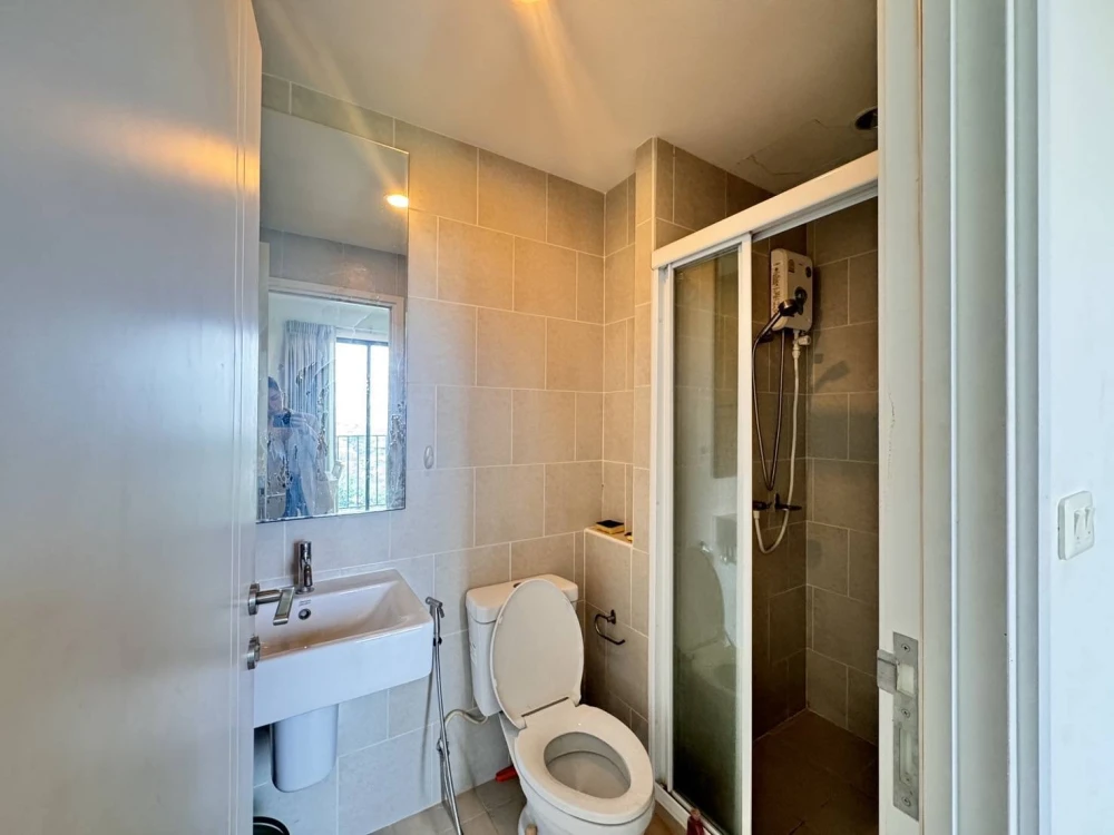 Condo for sale/rent at The Base Chaengwattana. Separate rooms, perfectly divided into zones. Great value. Come reserve now. Don't miss out!