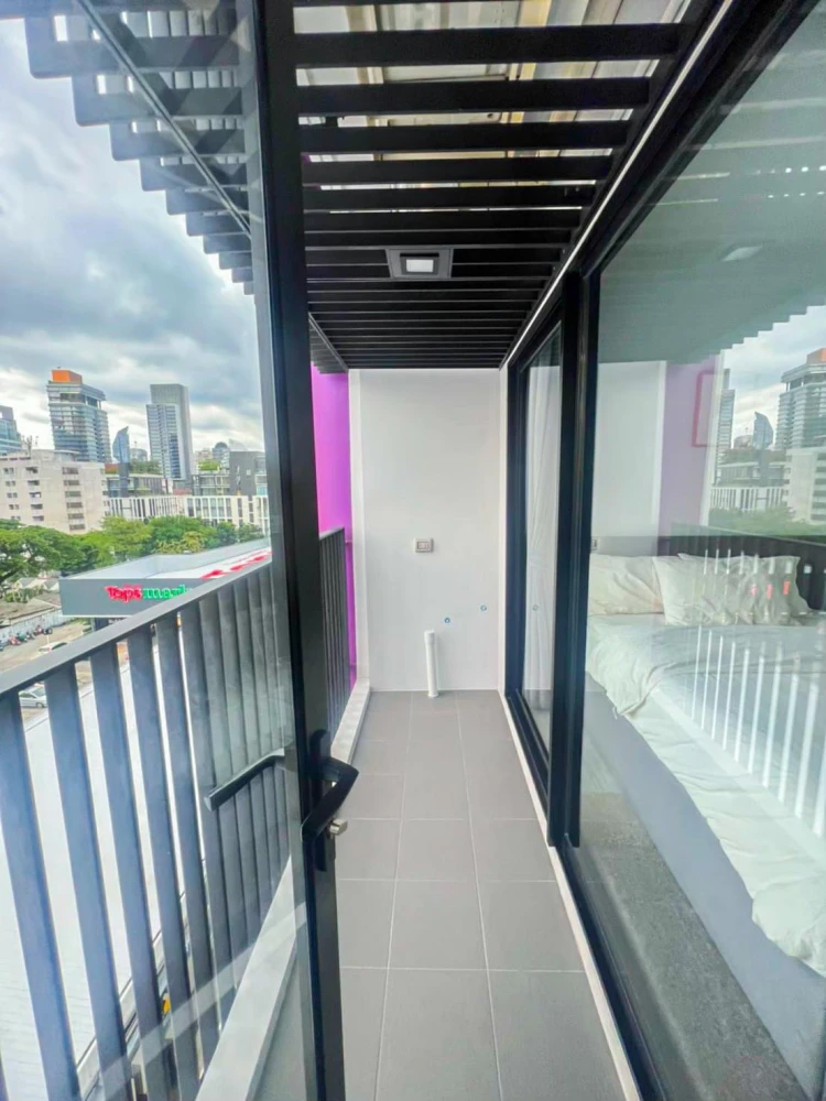 For sale or rent: XT Ekkamai condo, fully furnished with built-in furniture, ready to move in. Comfortable and well-proportioned. Book now!