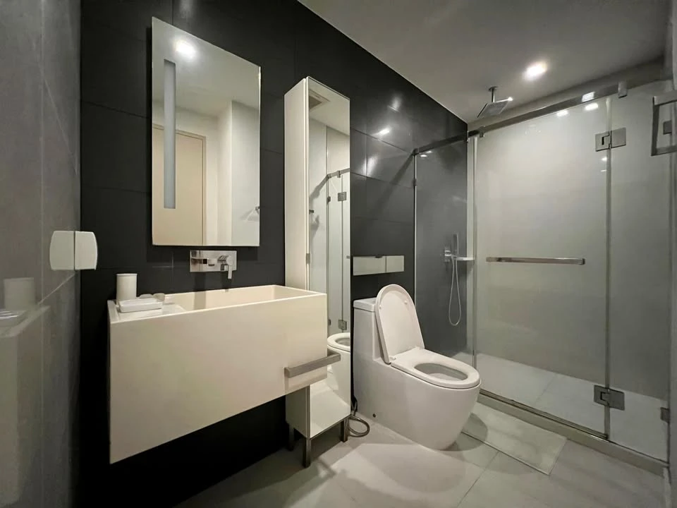 Urgent sale or rent, The Room BTS Wongwianyai, large room, comfortable, large balcony, decorated, ready to move in, buy now.