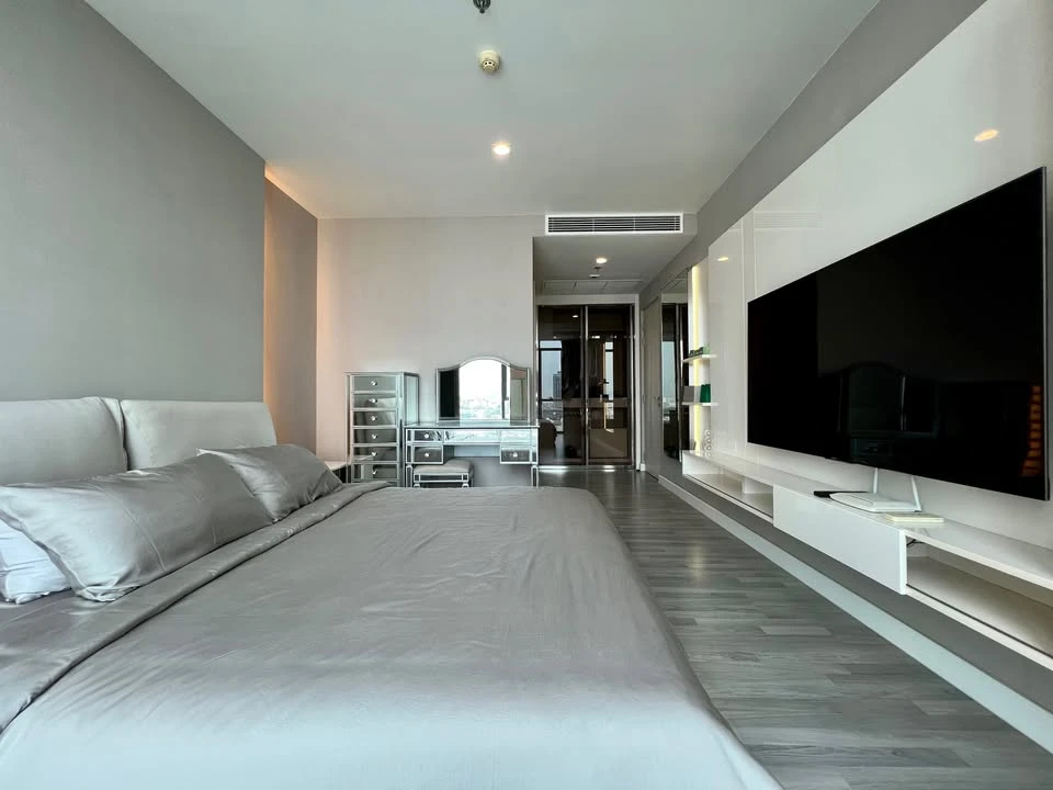 Urgent sale or rent, The Room BTS Wongwianyai, large room, comfortable, large balcony, decorated, ready to move in, buy now.