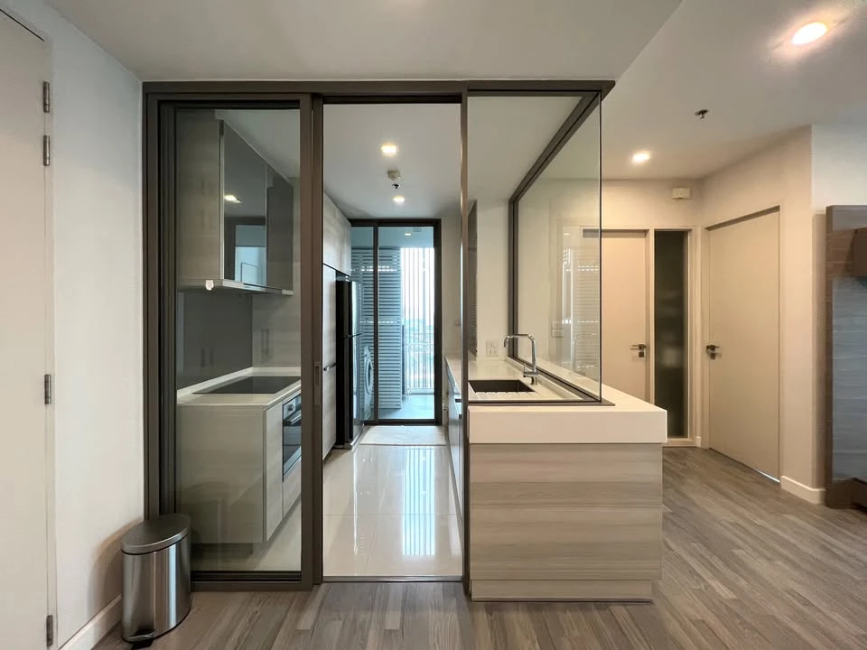 Urgent sale or rent, The Room BTS Wongwianyai, large room, comfortable, large balcony, decorated, ready to move in, buy now.
