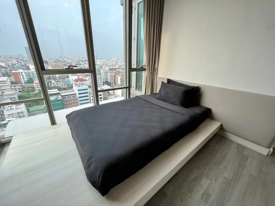 Urgent sale or rent, The Room BTS Wongwianyai, large room, comfortable, large balcony, decorated, ready to move in, buy now.