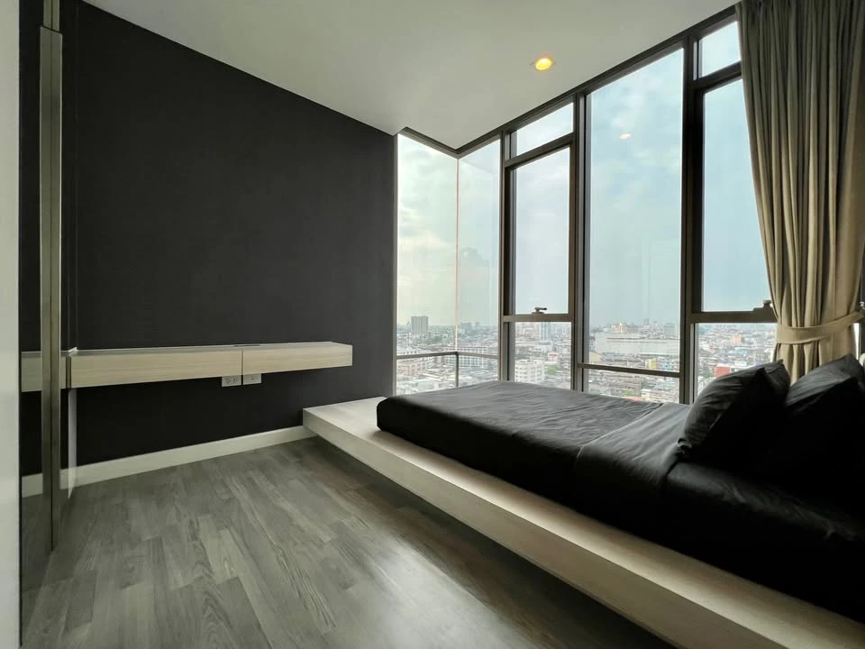 Urgent sale or rent, The Room BTS Wongwianyai, large room, comfortable, large balcony, decorated, ready to move in, buy now.