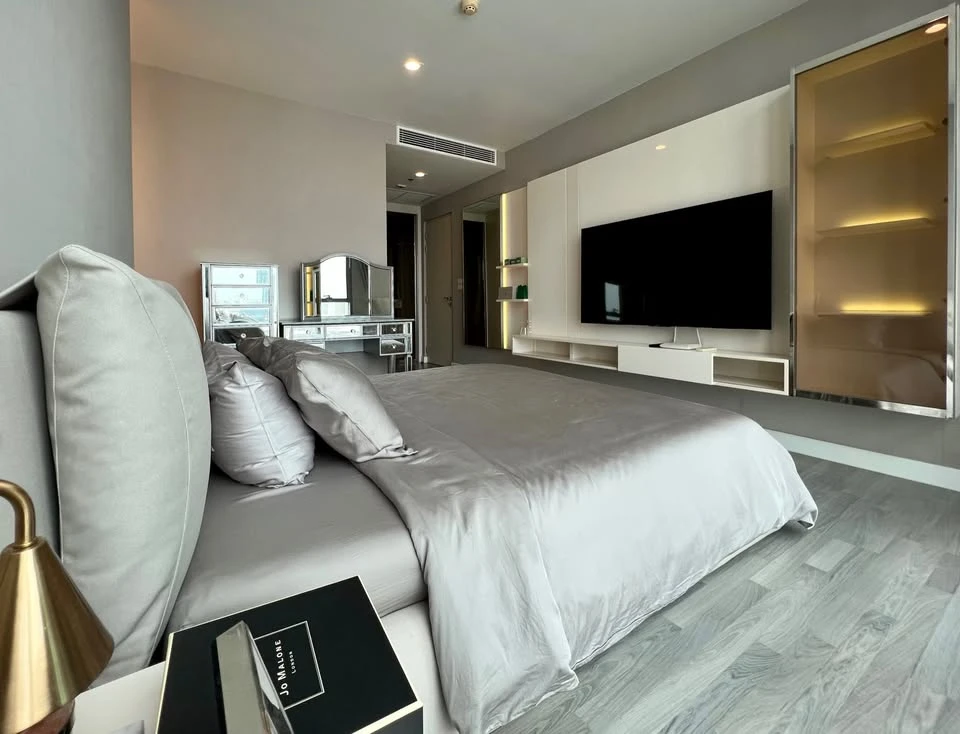 Urgent sale or rent, The Room BTS Wongwianyai, large room, comfortable, large balcony, decorated, ready to move in, buy now.