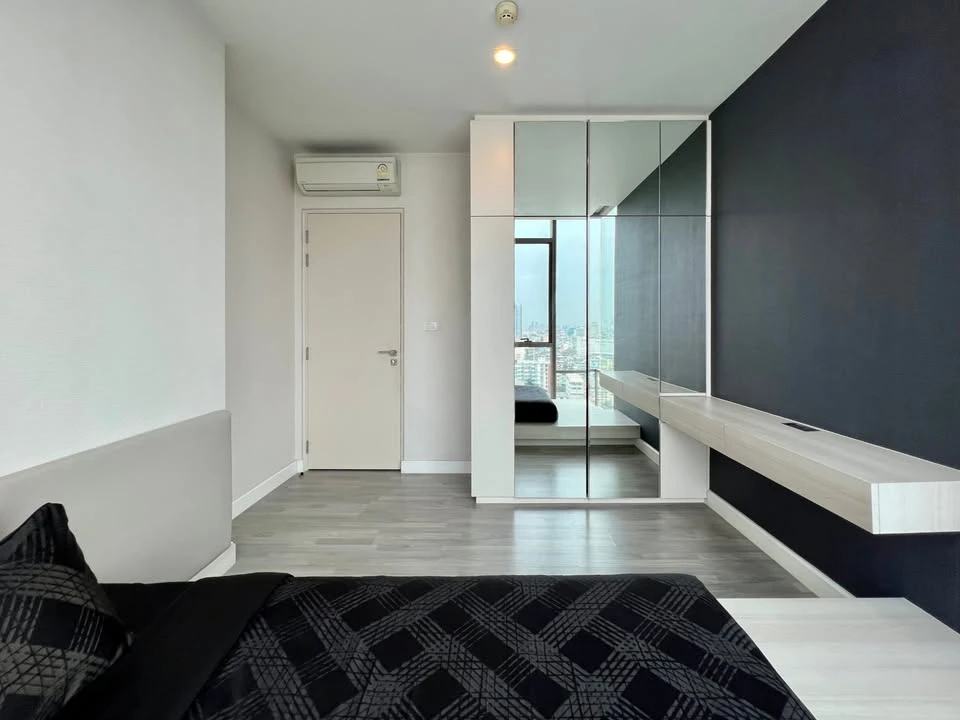 Urgent sale or rent, The Room BTS Wongwianyai, large room, comfortable, large balcony, decorated, ready to move in, buy now.