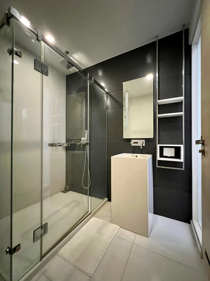 Urgent sale or rent, The Room BTS Wongwianyai, large room, comfortable, large balcony, decorated, ready to move in, buy now.