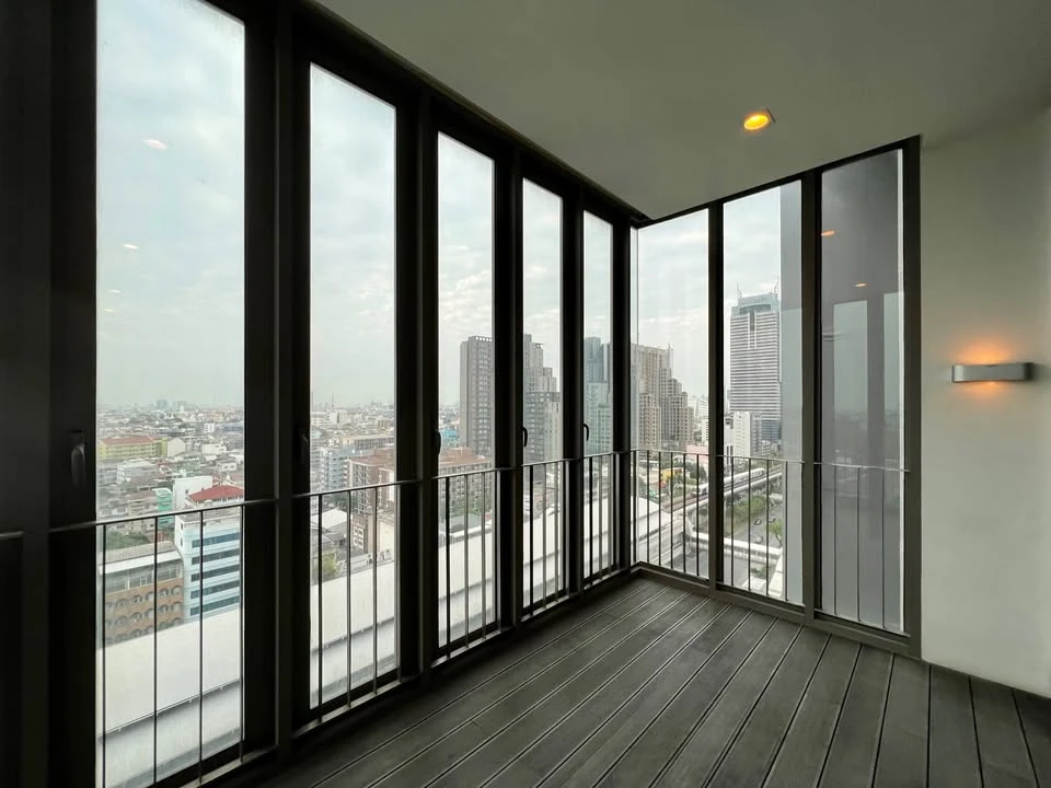Urgent sale or rent, The Room BTS Wongwianyai, large room, comfortable, large balcony, decorated, ready to move in, buy now.
