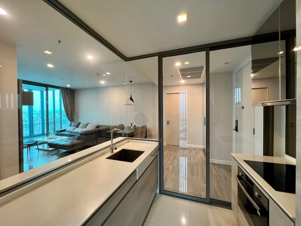 Urgent sale or rent, The Room BTS Wongwianyai, large room, comfortable, large balcony, decorated, ready to move in, buy now.