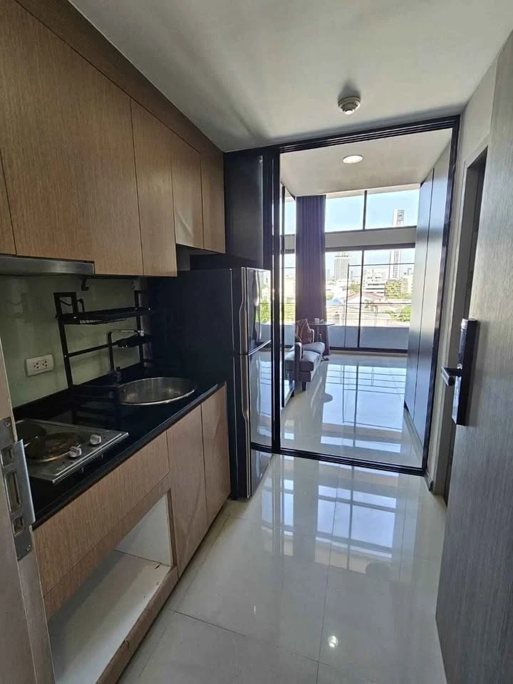 Urgent sale or rent!! Condo L Loft Ratchada 19 fully furnished with Built-in furniture. Don't hesitate, book now!!