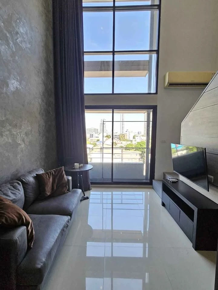 Urgent sale or rent!! Condo L Loft Ratchada 19 fully furnished with Built-in furniture. Don't hesitate, book now!!
