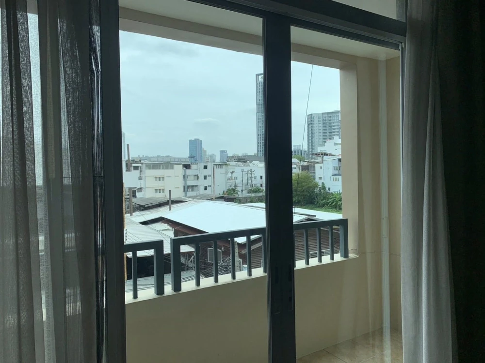 For sale: Siamese Nang Linchee, 3 bedrooms, 2 bathrooms, fully furnished with appliances. Don't miss this opportunity!