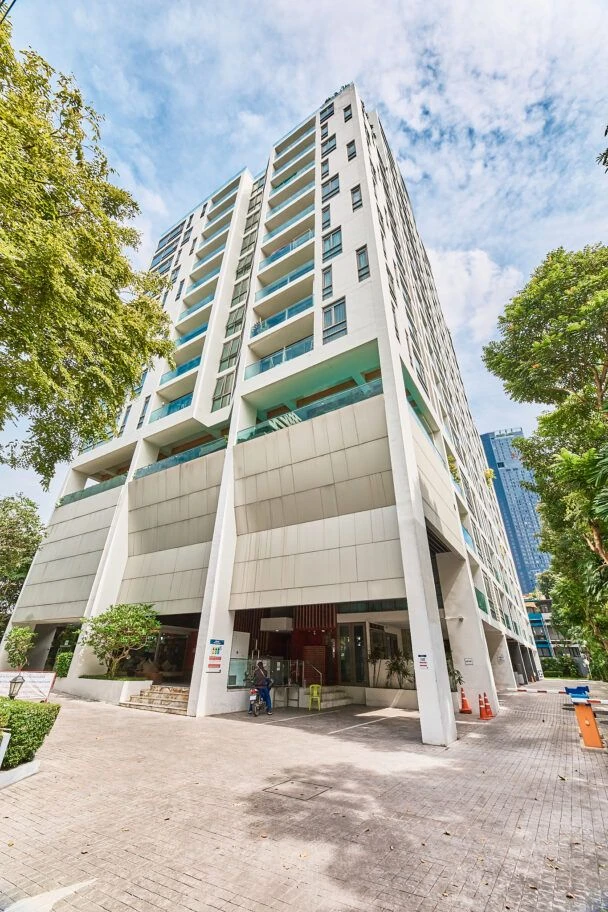 For sale: Siamese Surawong, 2 bedrooms, empty room, airy, spacious, comfortable, interested in owning, hurry and reserve now, don't miss out.
