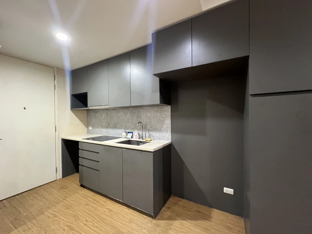 For sale: Siamese Surawong, 2 bedrooms, empty room, airy, spacious, comfortable, interested in owning, hurry and reserve now, don't miss out.