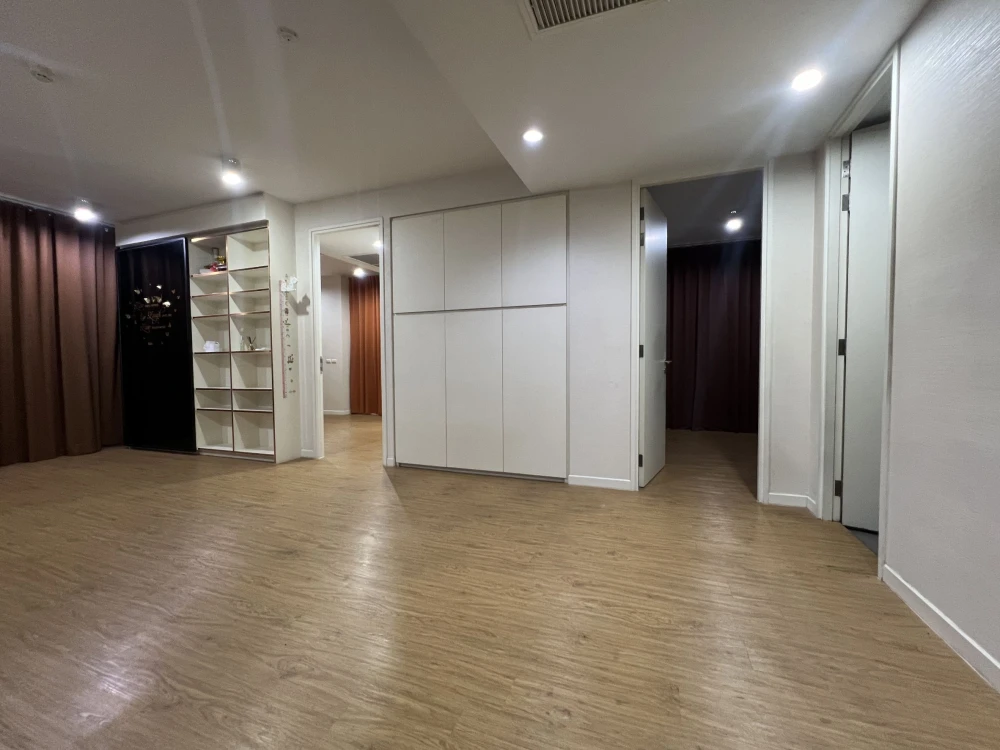 For sale: Siamese Surawong, 2 bedrooms, empty room, airy, spacious, comfortable, interested in owning, hurry and reserve now, don't miss out.