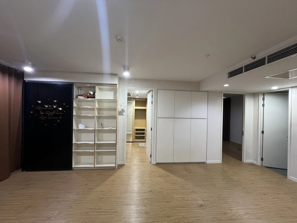 For sale: Siamese Surawong, 2 bedrooms, empty room, airy, spacious, comfortable, interested in owning, hurry and reserve now, don't miss out.