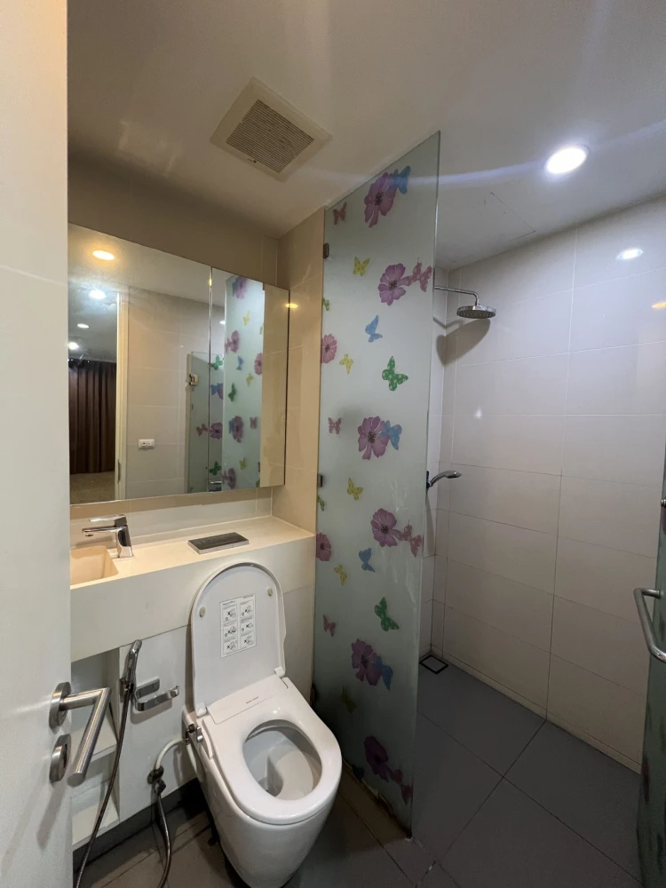 For sale: Siamese Surawong, 2 bedrooms, empty room, airy, spacious, comfortable, interested in owning, hurry and reserve now, don't miss out.